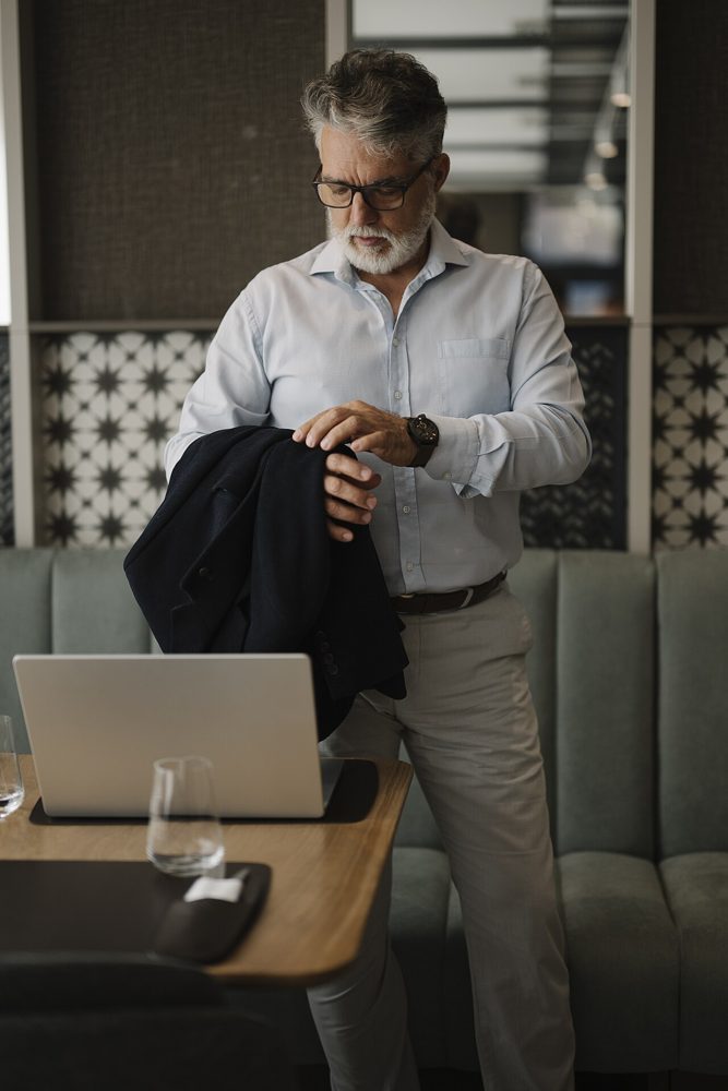 Preparación de una reunión de negocios con computadora portátil