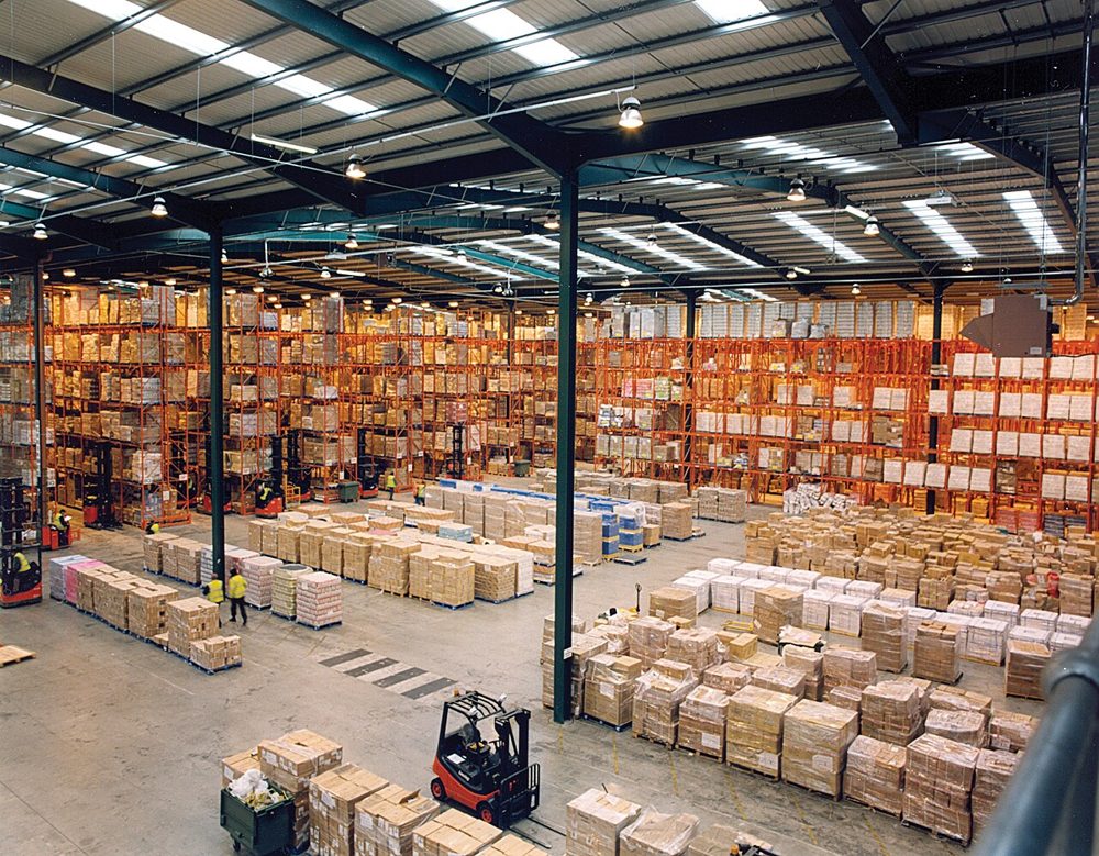 Almacén con estanterías de palés