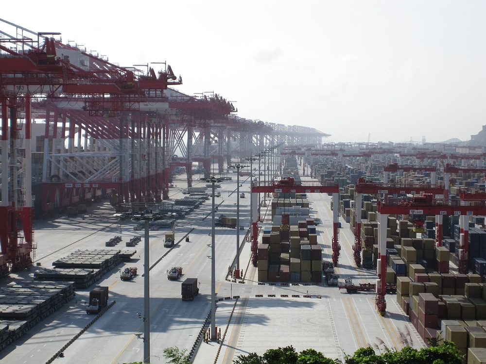 Contenedores apilados en el puerto de Yangshan, Shanghái