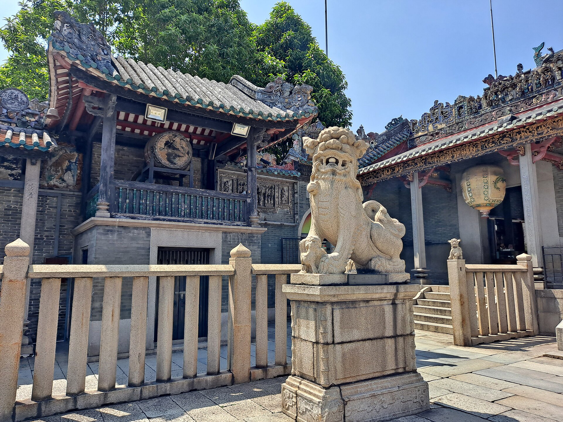 León de piedra guardián en el Templo Ancestral de Foshan