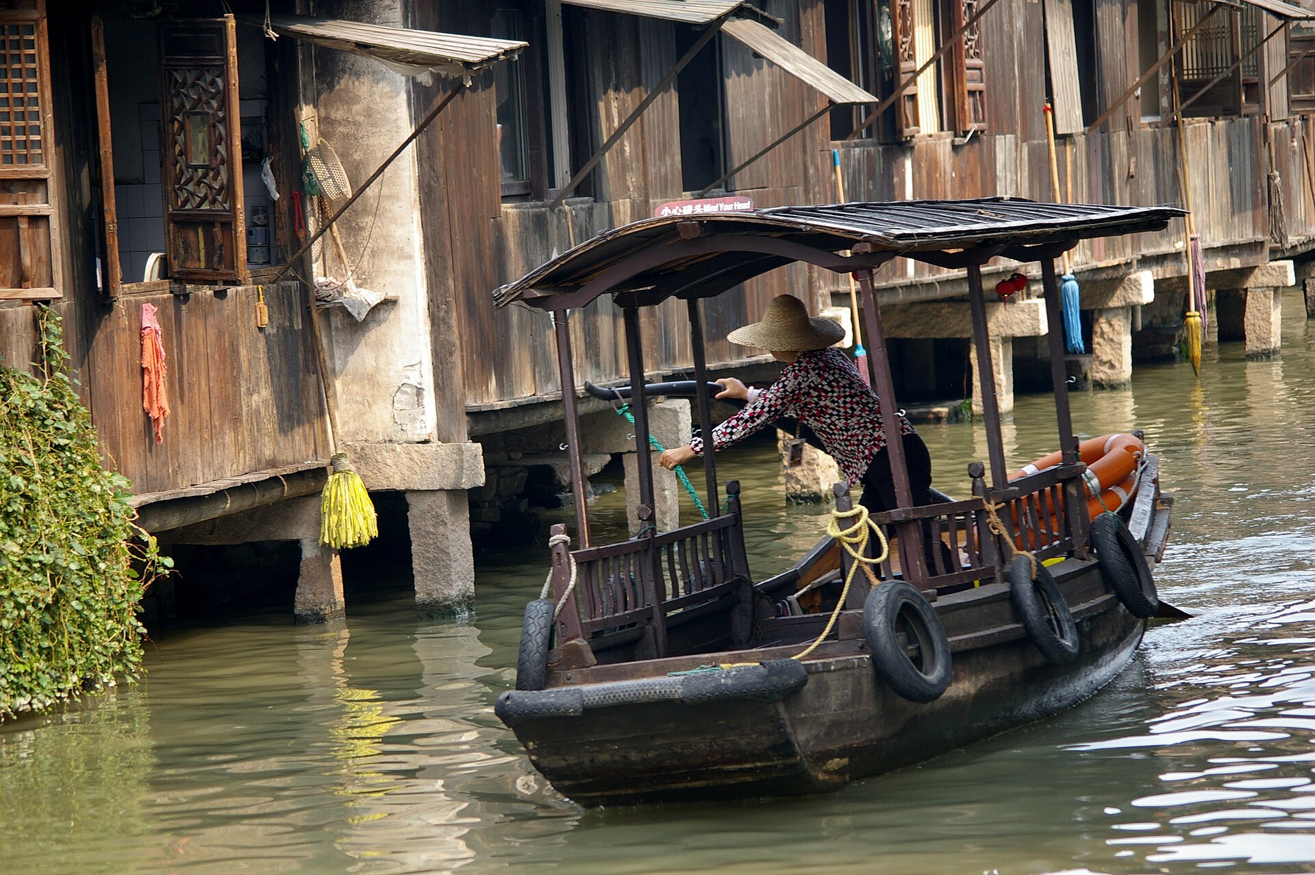 Barca en un canal de Wuzhen