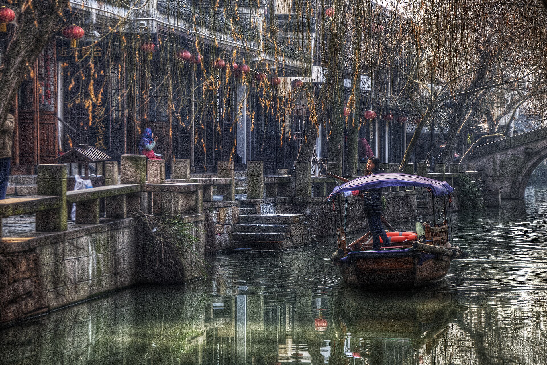 Barca en un canal de Zhouzhuang