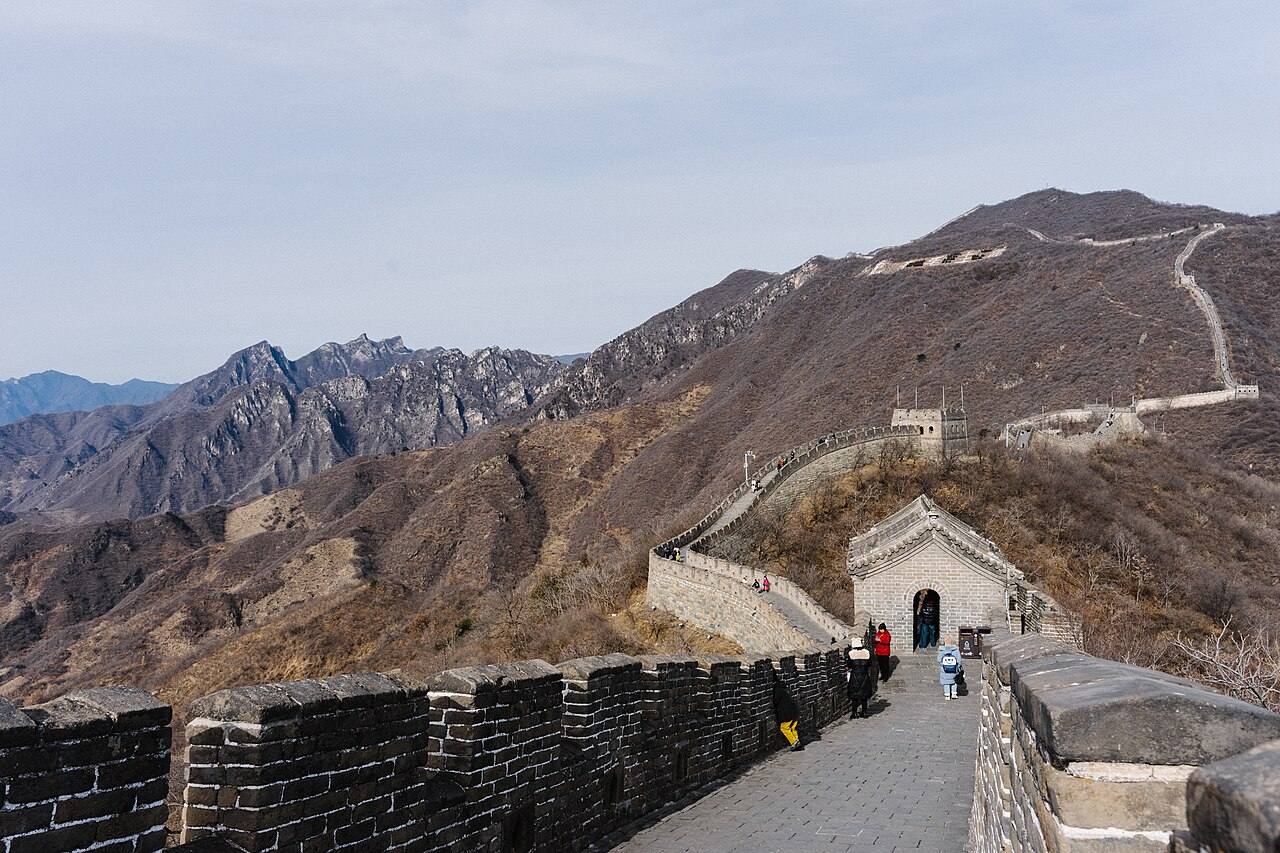 Torres de vigilancia y escalones del tramo de Mutianyu de la Gran Muralla