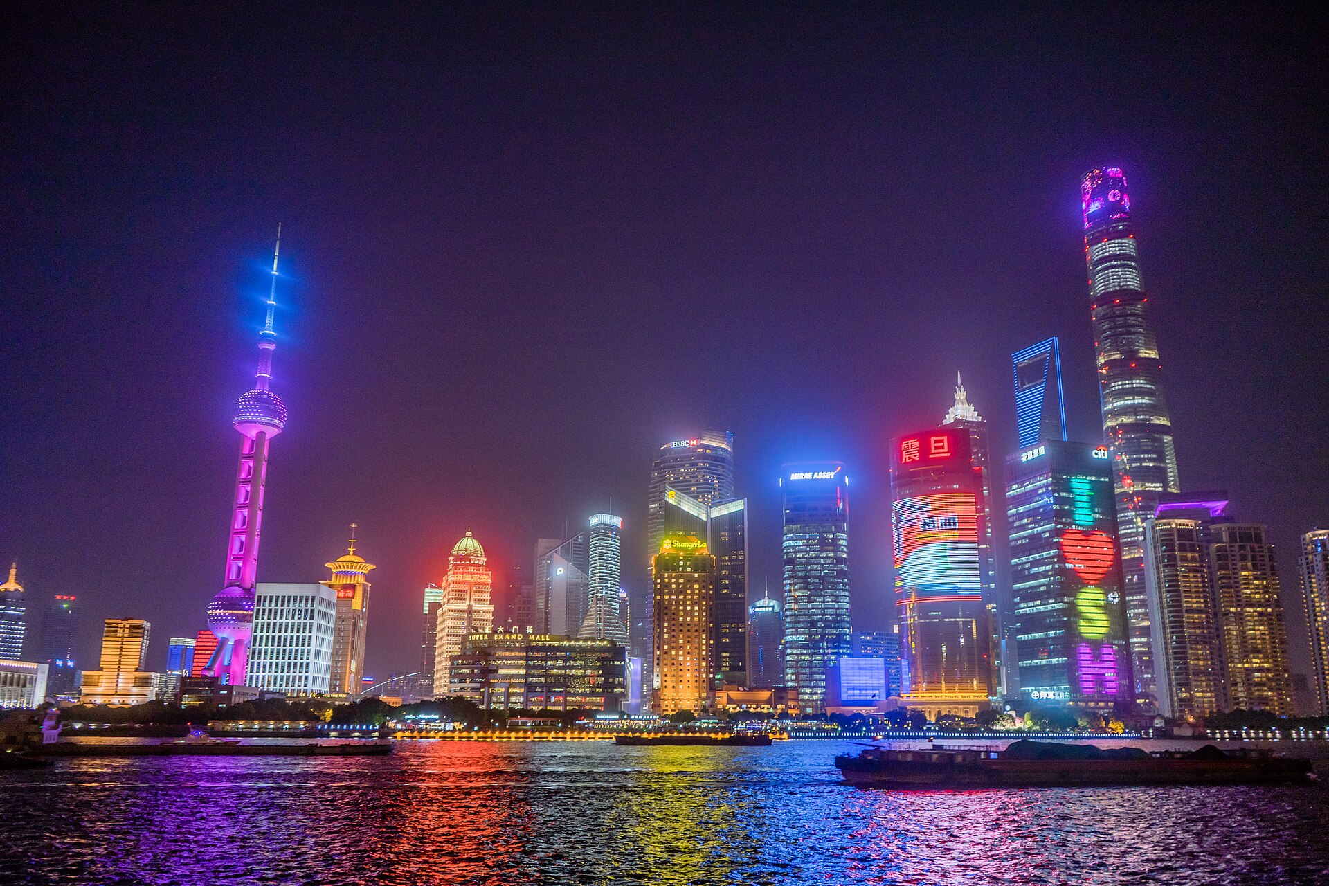 Vista nocturna de los rascacielos de Lujiazui en Shanghái
