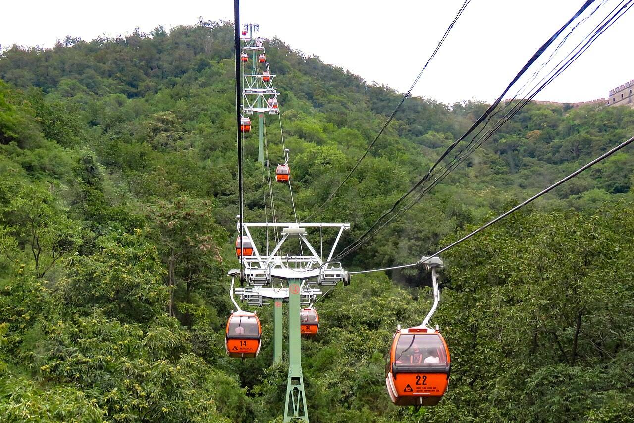 Cabinas del teleférico subiendo a la Gran Muralla en Mutianyu
