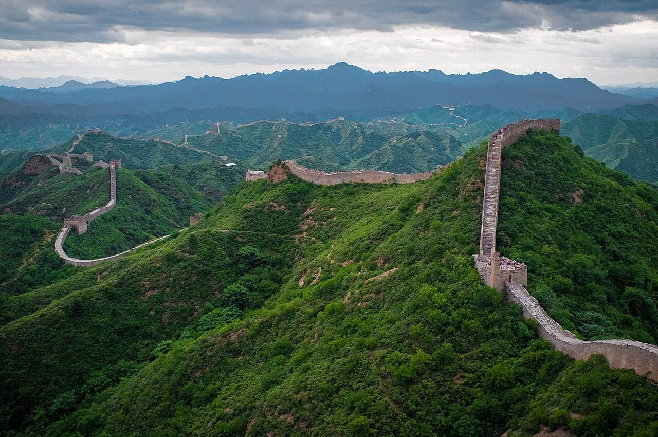 Tramo de Jinshanling de la Gran Muralla recorriendo crestas montañosas