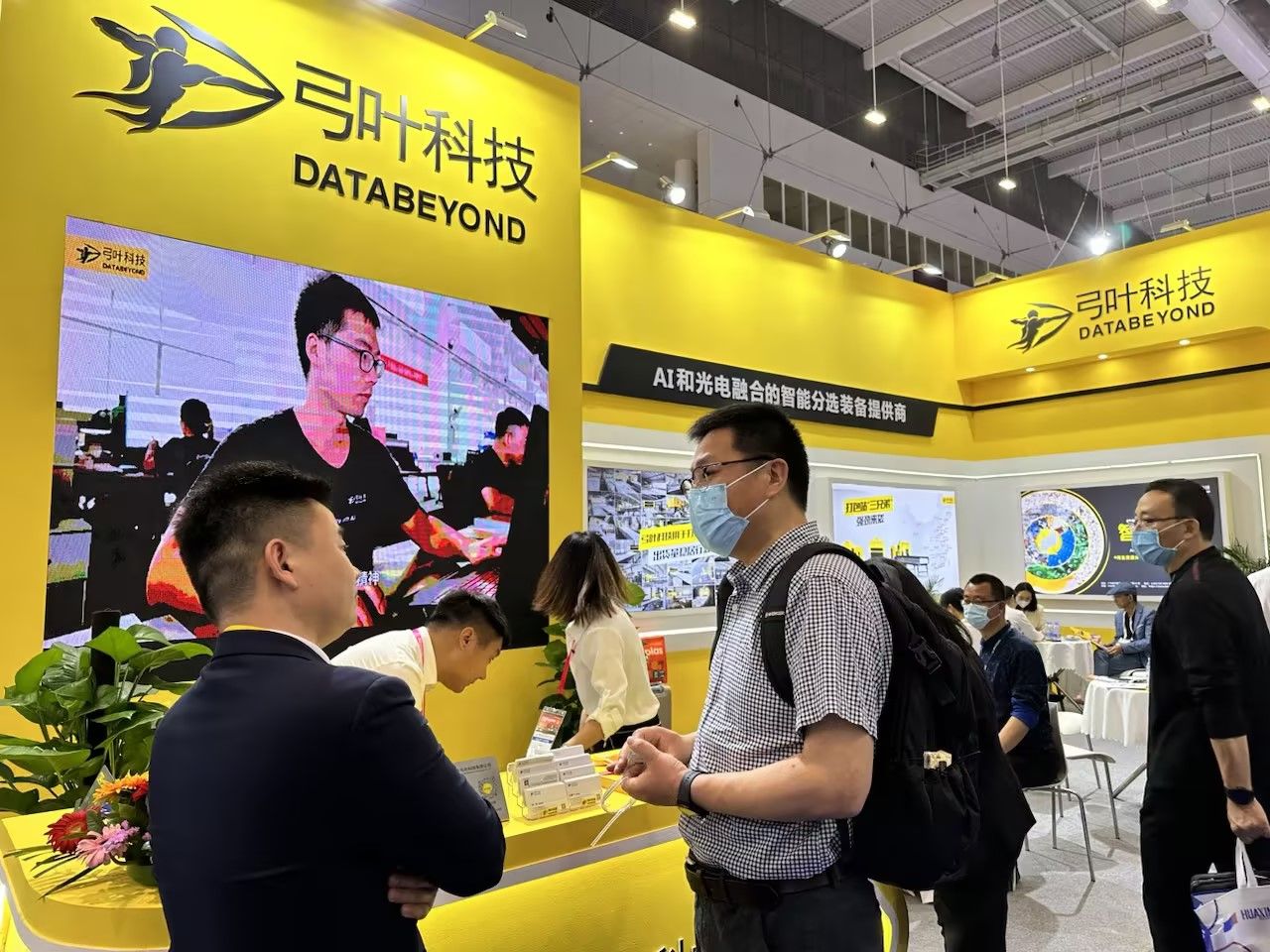 Reunión de negocios en un stand de feria en China