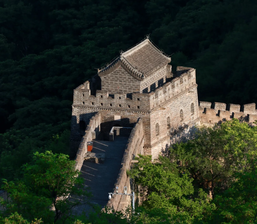 Atalaya de la Gran Muralla China en Mutianyu rodeada de bosque verde