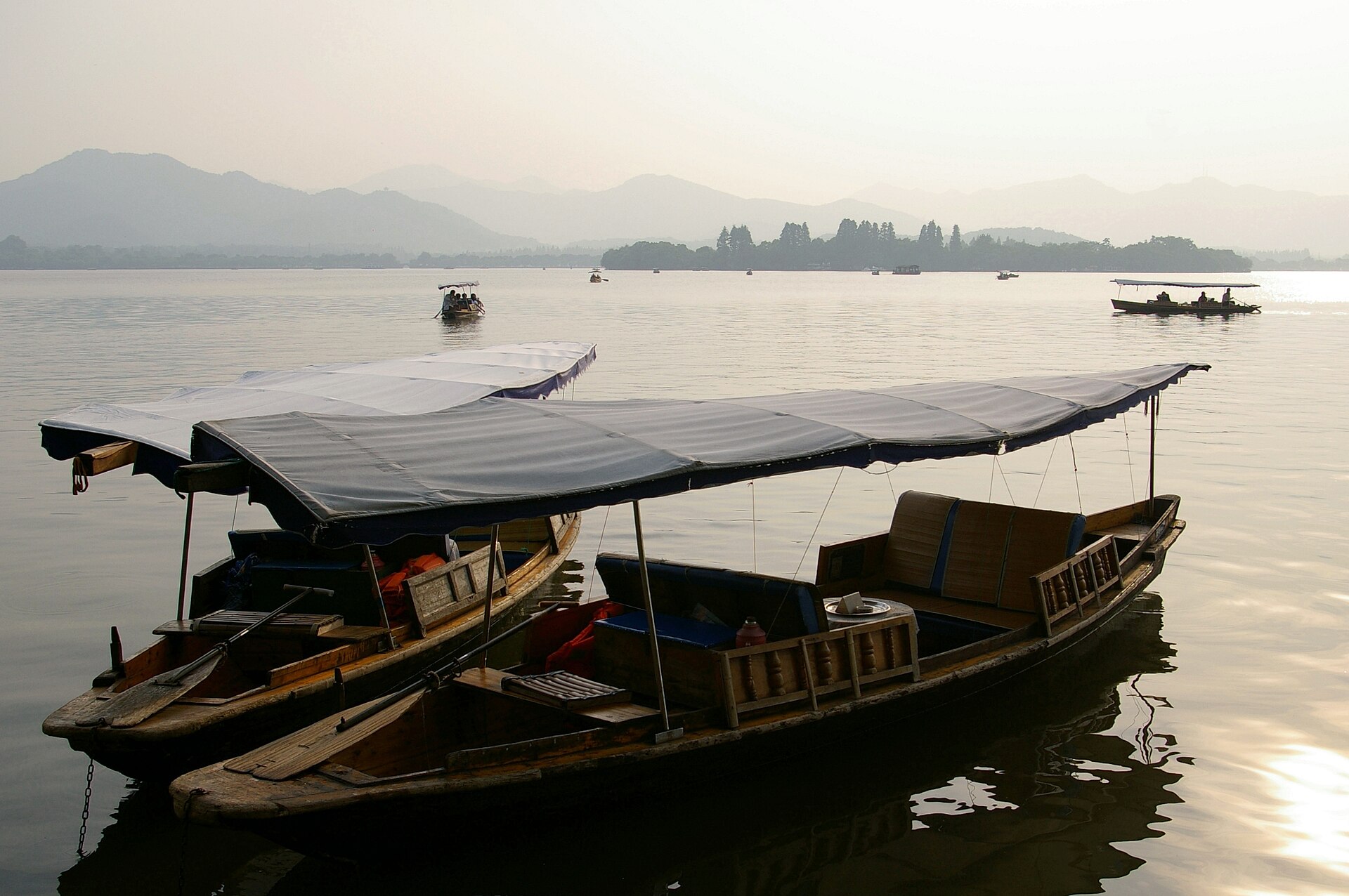 Barca en el Lago del Oeste, Hangzhou