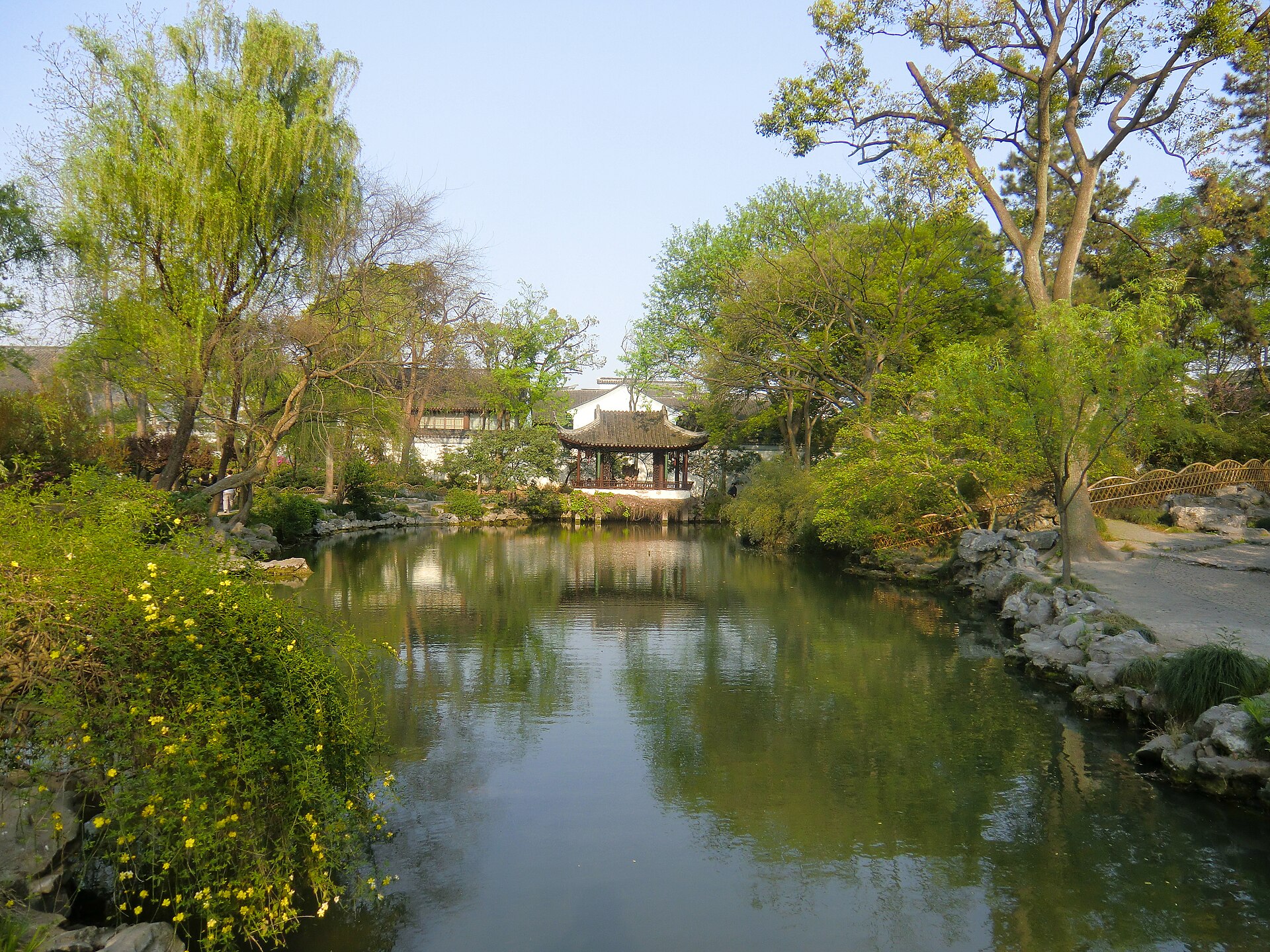 Estanque y pabellones de un jardín de Suzhou