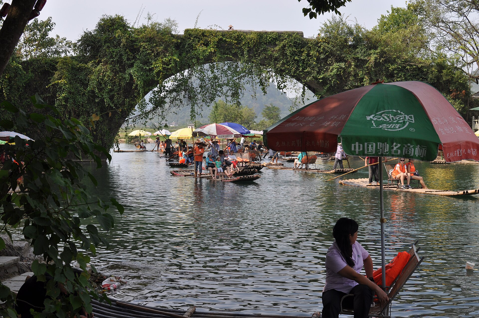 En balsa de bambú, Guilin