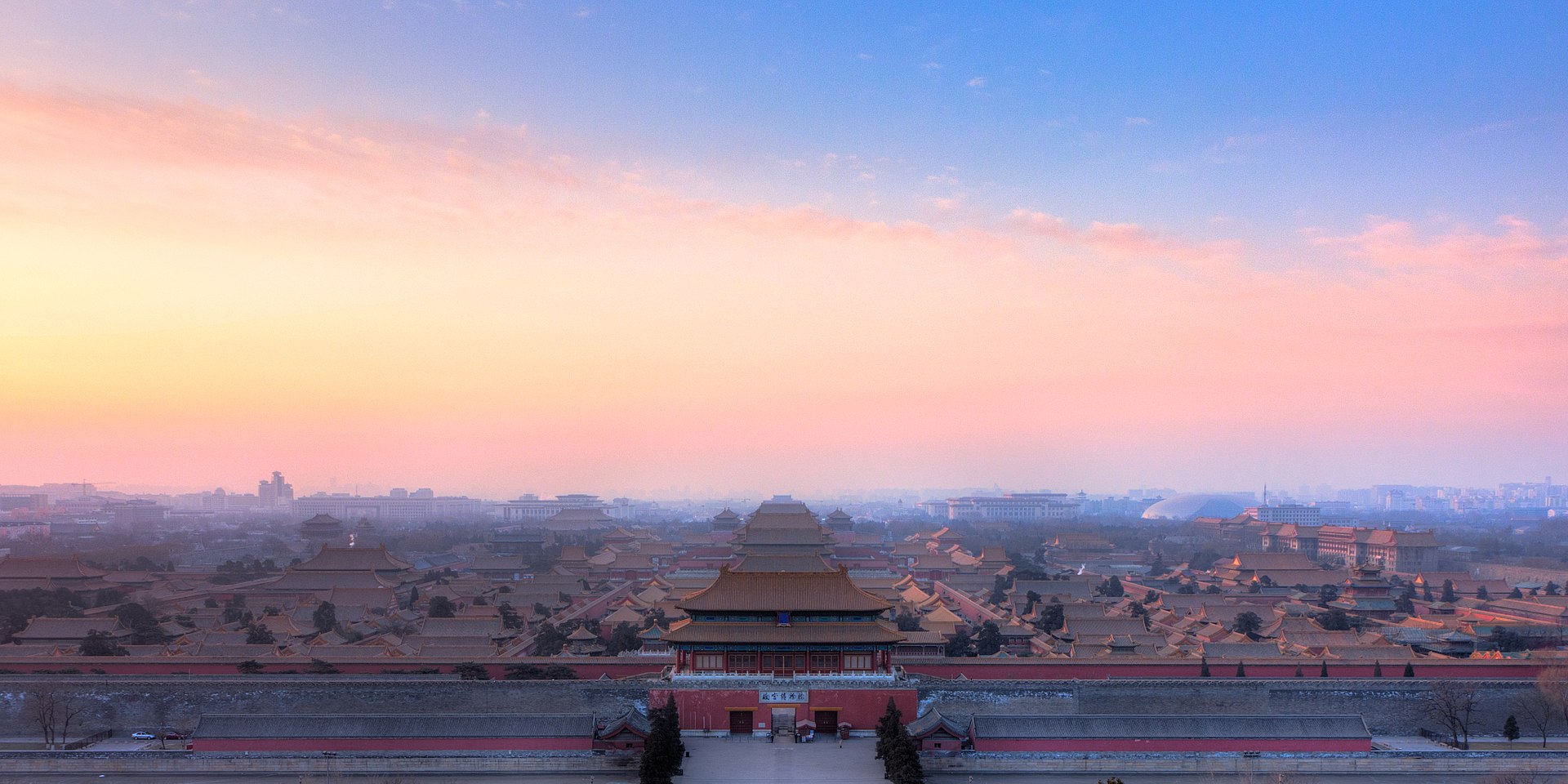 Vista panorámica de los tejados dorados de la Ciudad Prohibida desde la colina de Jingshan