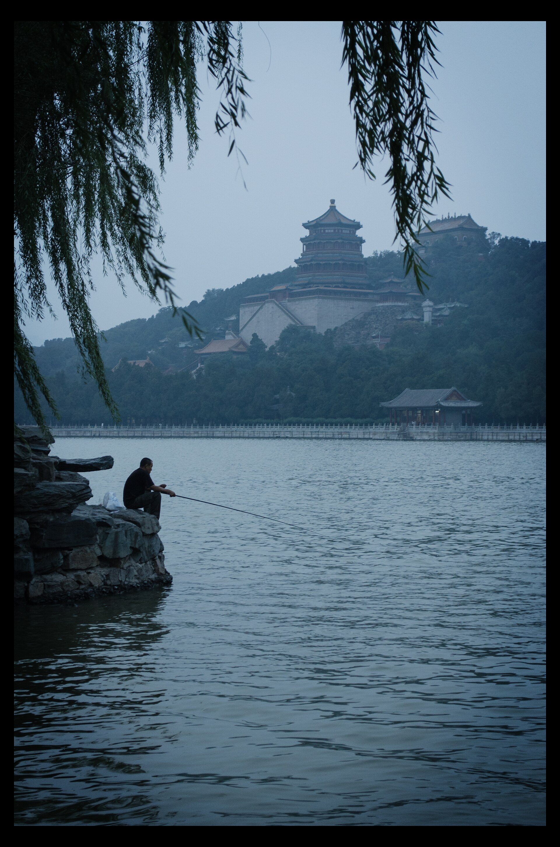 Vista del lago Kunming y la isla Nanhu en el Palacio de Verano de Pekín