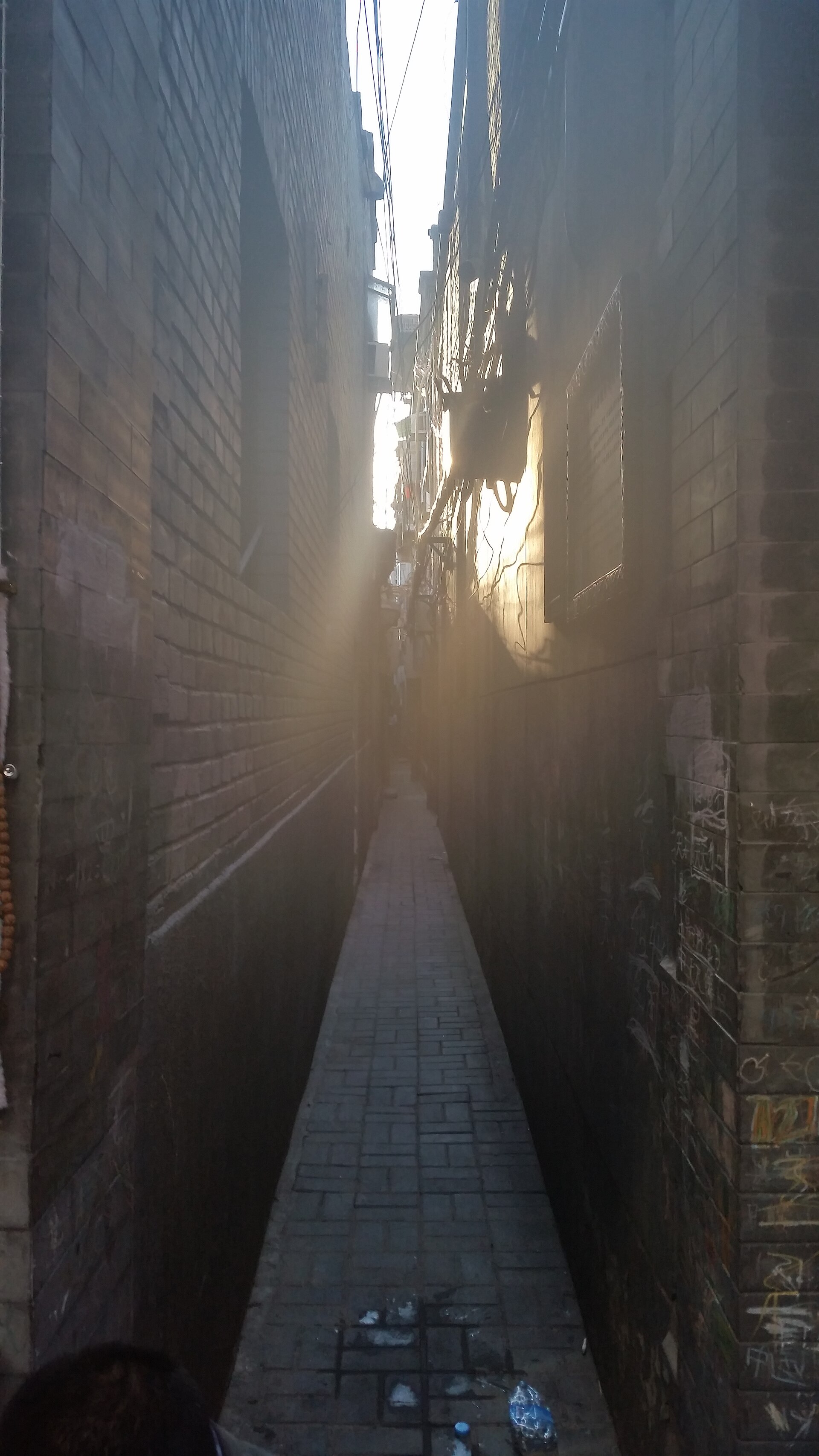Calle del hutong Qianshi en Pekín, uno de los callejones más estrechos de la ciudad